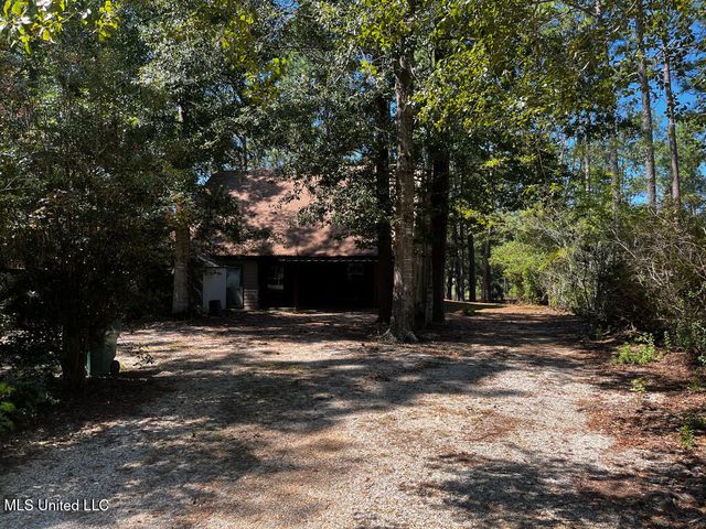 1836 E Lakeshore Drive, Carriere, MS 39426