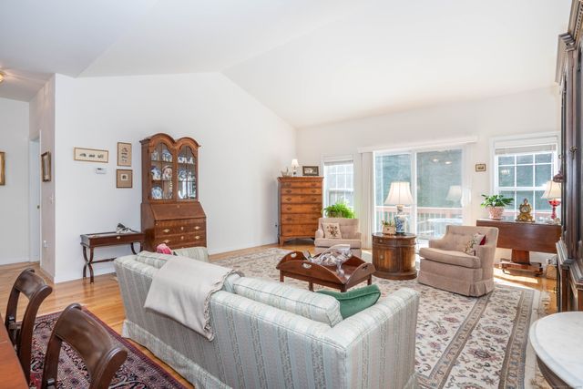 28 Meadowview Court 28, Canton, CT 06019