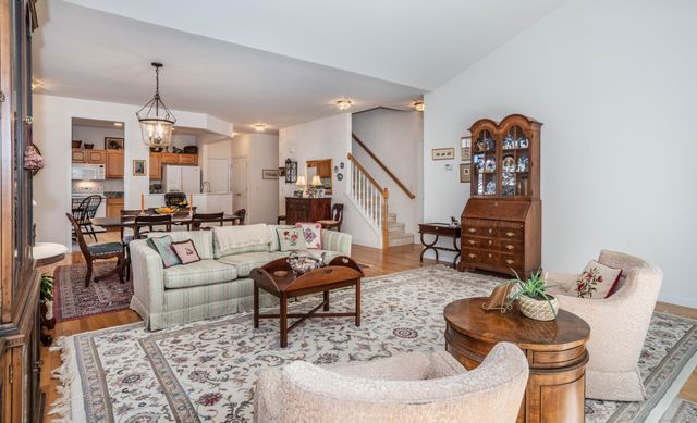 28 Meadowview Court 28, Canton, CT 06019