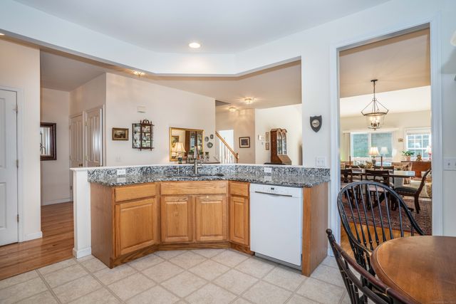 28 Meadowview Court 28, Canton, CT 06019