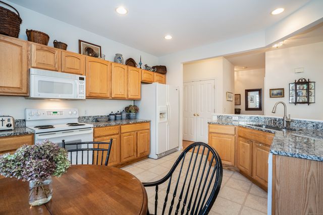 28 Meadowview Court 28, Canton, CT 06019