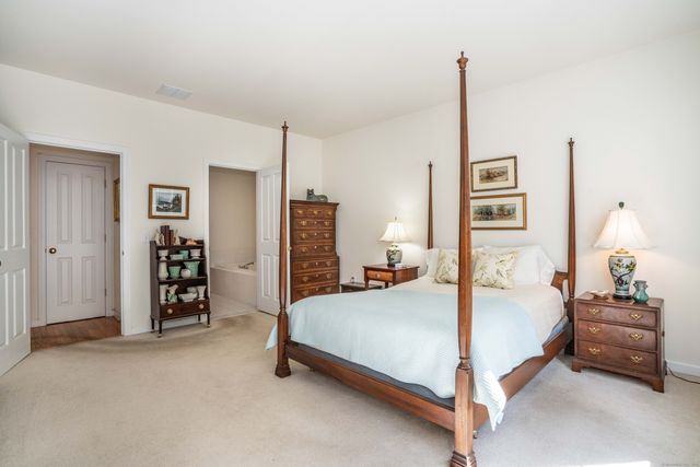 28 Meadowview Court 28, Canton, CT 06019