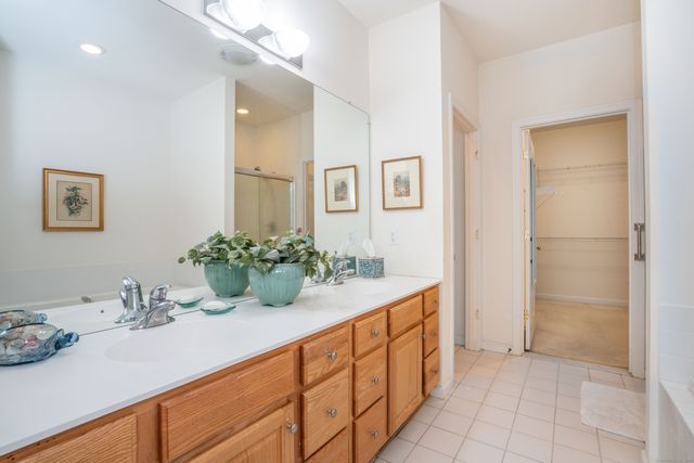 28 Meadowview Court 28, Canton, CT 06019