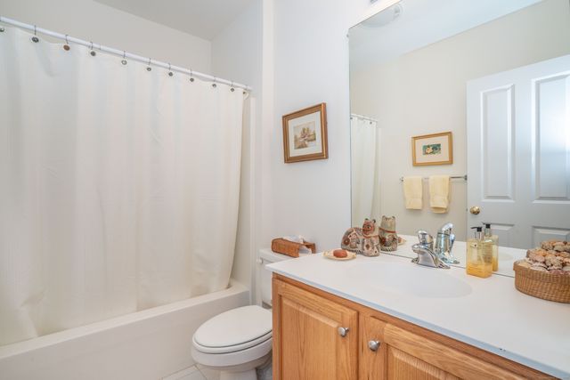 28 Meadowview Court 28, Canton, CT 06019