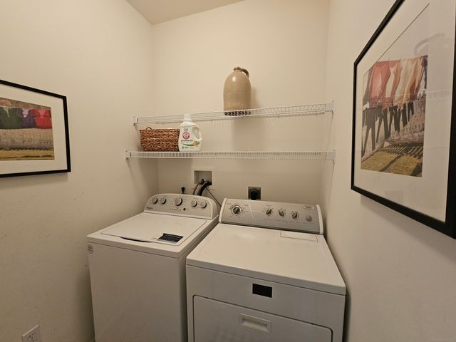 28 Meadowview Court 28, Canton, CT 06019