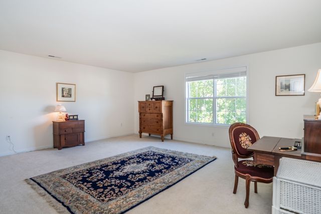 28 Meadowview Court 28, Canton, CT 06019