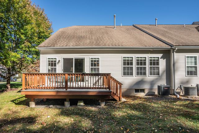 28 Meadowview Court 28, Canton, CT 06019