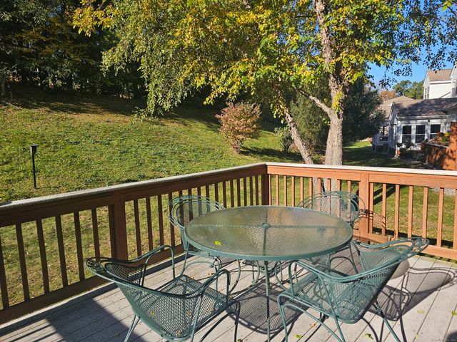 28 Meadowview Court 28, Canton, CT 06019