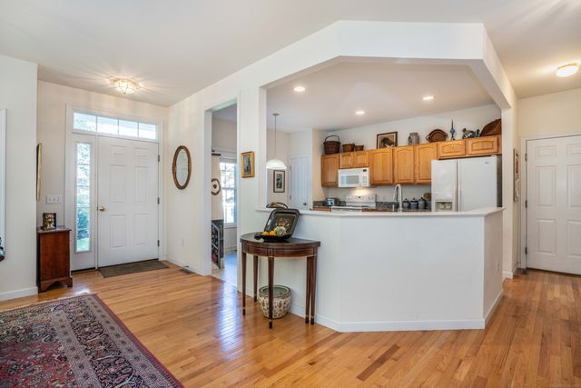 28 Meadowview Court 28, Canton, CT 06019