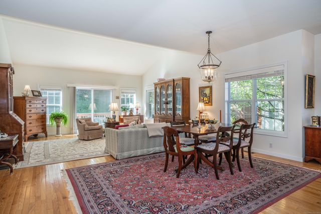 28 Meadowview Court 28, Canton, CT 06019