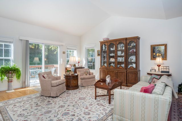 28 Meadowview Court 28, Canton, CT 06019