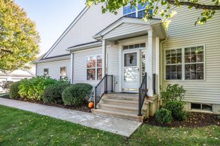 28 Meadowview Court 28, Canton, CT 06019