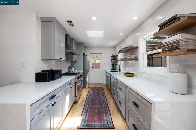 2420 Doidge Ave, Pinole, CA 94564