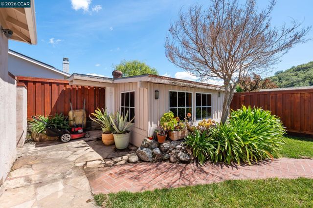 2420 Doidge Ave, Pinole, CA 94564