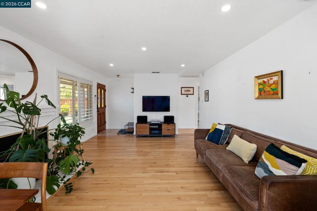 2420 Doidge Ave, Pinole, CA 94564