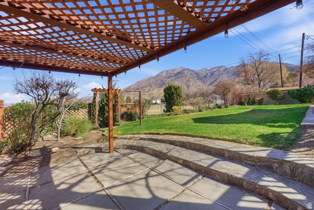 Image 36 of property listing at 2551 E SUNDOWN AVE, Cottonwood Heights, UT 84121