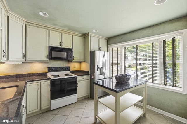9019 GOLDEN LEAF CT, Springfield, VA 22153