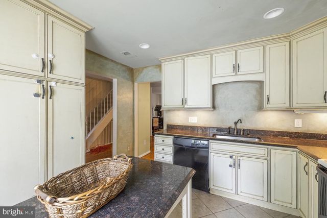 9019 GOLDEN LEAF CT, Springfield, VA 22153