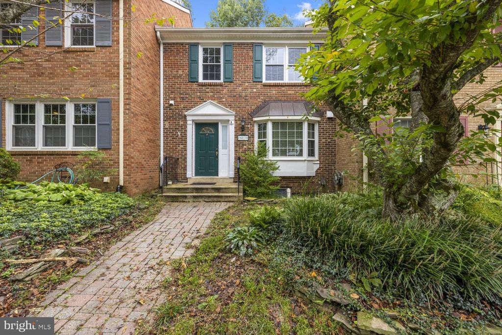 9019 GOLDEN LEAF CT, Springfield, VA 22153