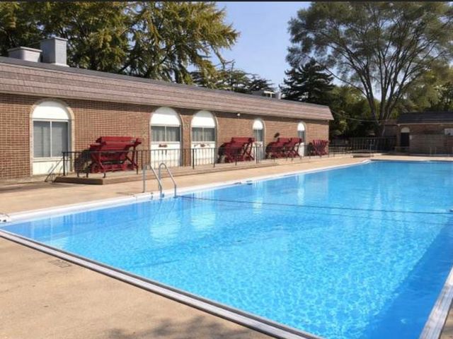 27 Cour Deauville, Palos Hills, IL 60465
