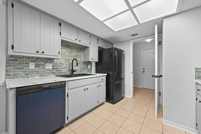 275 Mooring CIR A, Lakeway, TX 78734