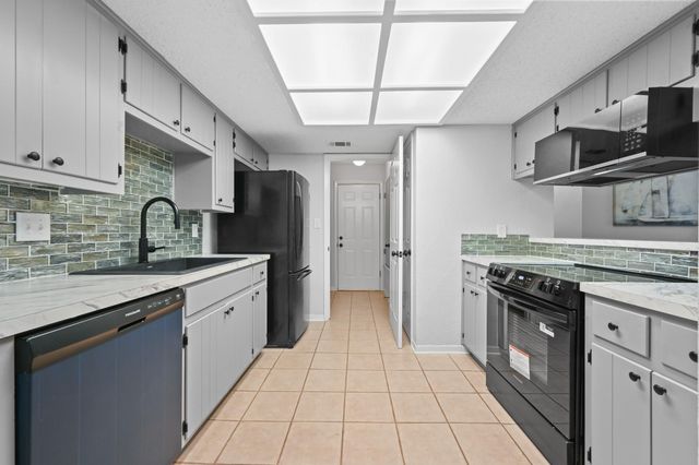 275 Mooring CIR A, Lakeway, TX 78734