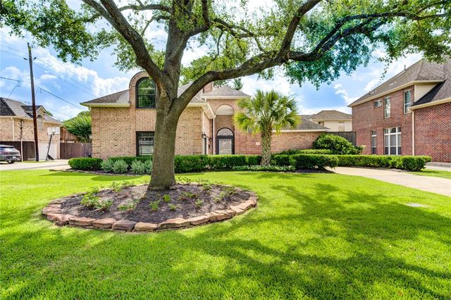 816 Holton Street, Bellaire, TX 77401