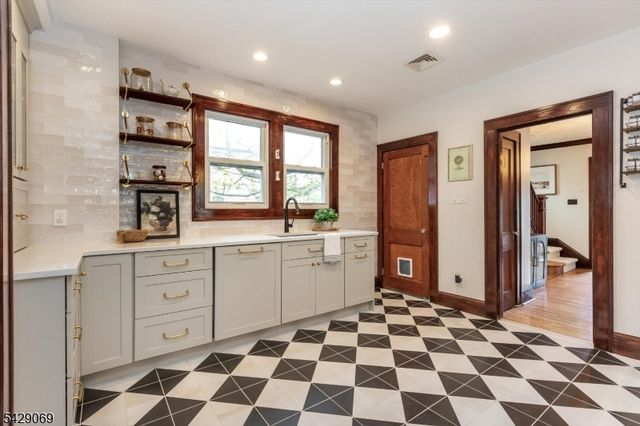 97 Boyden Ave, Maplewood Twp., NJ 07040