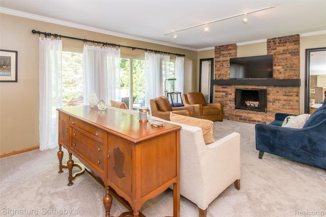 576 Ten Point Drive, Rochester Hills, MI 48309