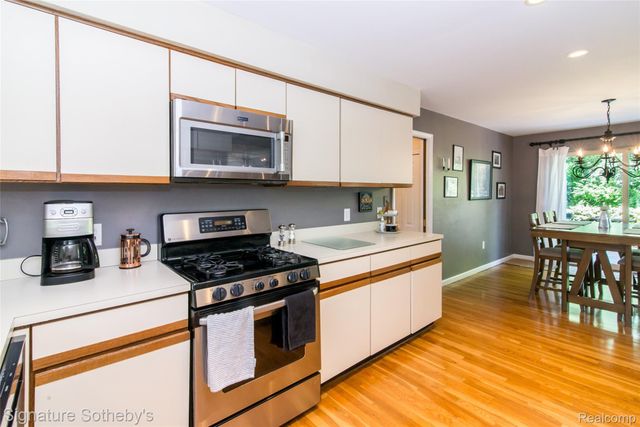 576 Ten Point Drive, Rochester Hills, MI 48309