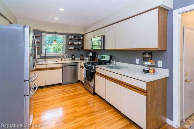 576 Ten Point Drive, Rochester Hills, MI 48309