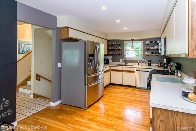 576 Ten Point Drive, Rochester Hills, MI 48309