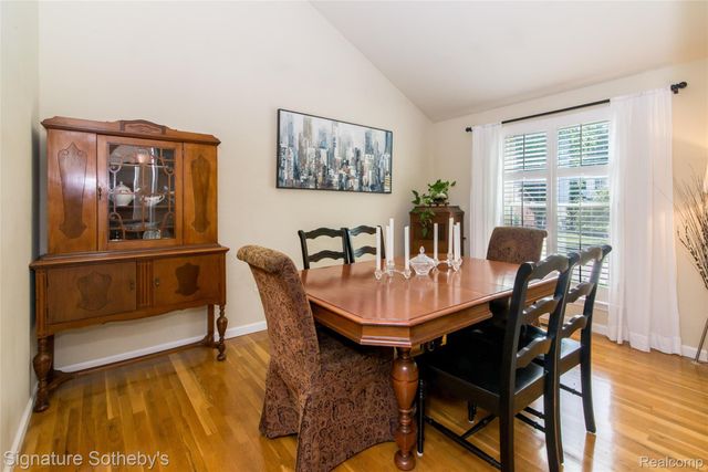 576 Ten Point Drive, Rochester Hills, MI 48309