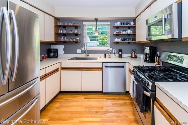 576 Ten Point Drive, Rochester Hills, MI 48309