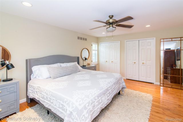 576 Ten Point Drive, Rochester Hills, MI 48309