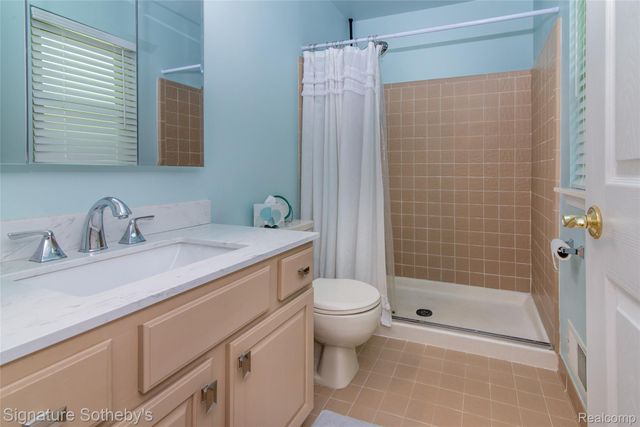 576 Ten Point Drive, Rochester Hills, MI 48309