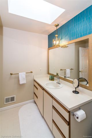 576 Ten Point Drive, Rochester Hills, MI 48309