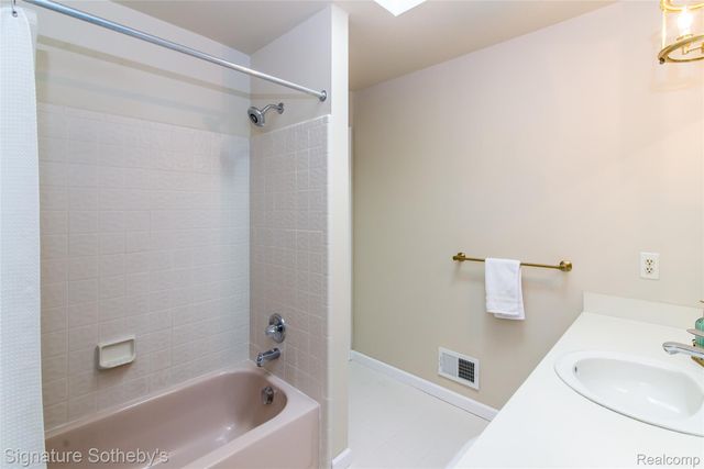 576 Ten Point Drive, Rochester Hills, MI 48309