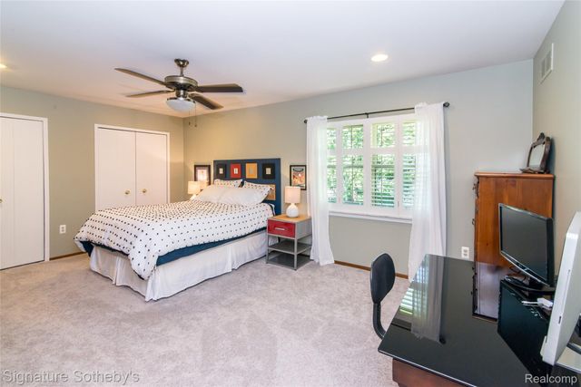 576 Ten Point Drive, Rochester Hills, MI 48309