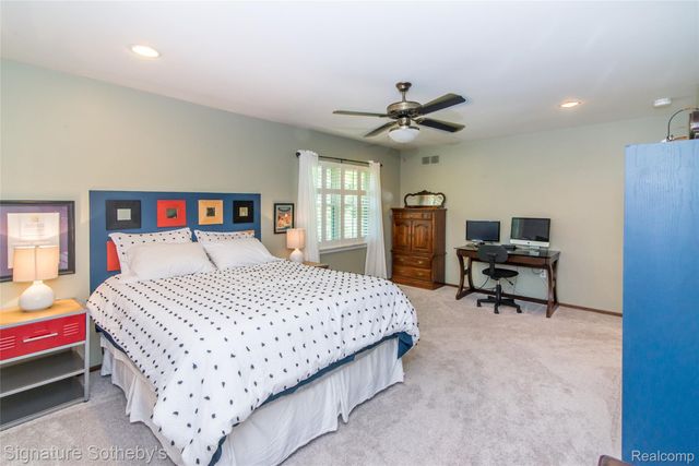 576 Ten Point Drive, Rochester Hills, MI 48309