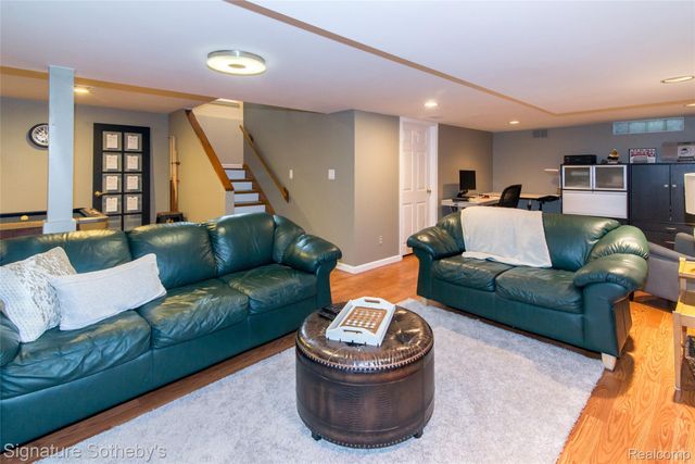 576 Ten Point Drive, Rochester Hills, MI 48309