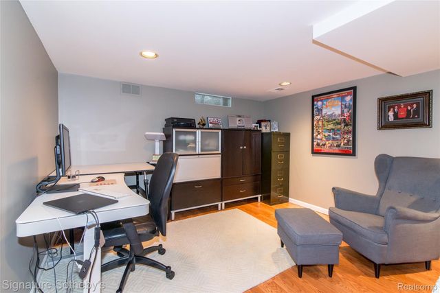 576 Ten Point Drive, Rochester Hills, MI 48309