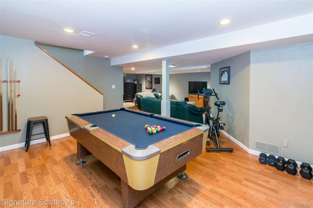 576 Ten Point Drive, Rochester Hills, MI 48309