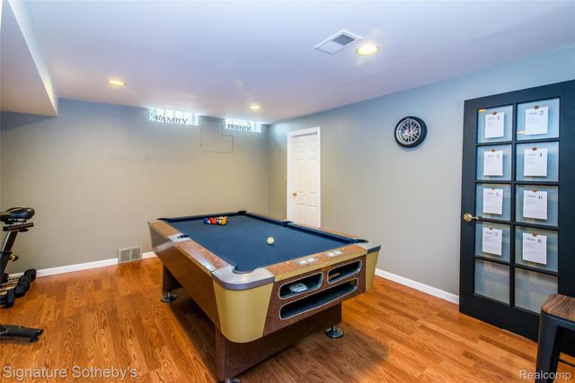 576 Ten Point Drive, Rochester Hills, MI 48309