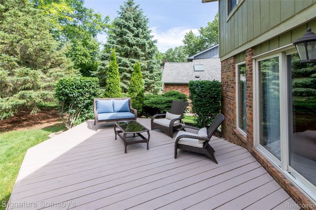 576 Ten Point Drive, Rochester Hills, MI 48309