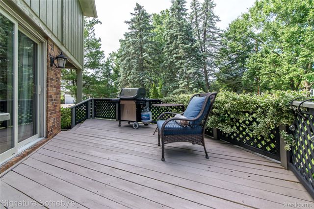 576 Ten Point Drive, Rochester Hills, MI 48309