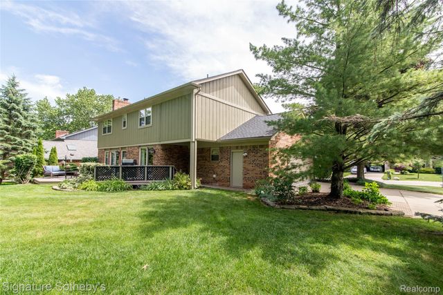 576 Ten Point Drive, Rochester Hills, MI 48309