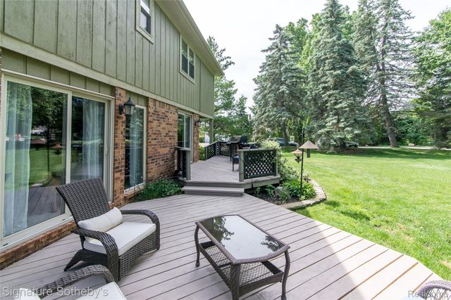 576 Ten Point Drive, Rochester Hills, MI 48309