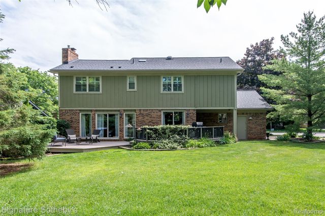 576 Ten Point Drive, Rochester Hills, MI 48309