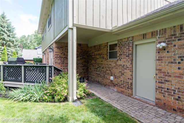 576 Ten Point Drive, Rochester Hills, MI 48309